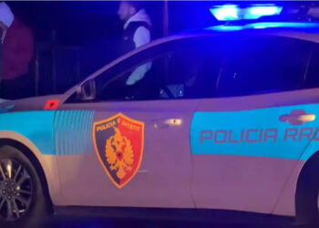 Tjetër aksident/ Makina përplas babë e bir në aksin Lushnje-Berat, të dy në gjendje të rëndë në spital