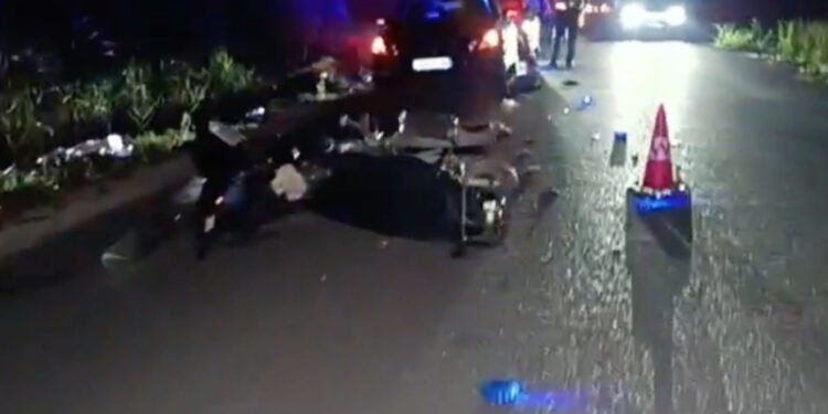 Aksident në Kuçovë/ Makina përplas motorin, plagosen babë e bijë