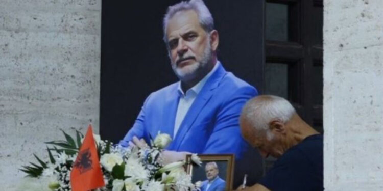 FOTO/ Familja, miqtë dhe kolegët i japin sot lamtumirën e fundit gazetarit Artur Zheji