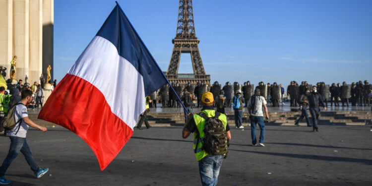 Qeveria në Francë rrezikon të rrëzohet/ Kryeministri kërkon votëbesim me rrezik të lartë, priten demonstrata të mëdha në stilin e “Jelekëve të Verdhë”