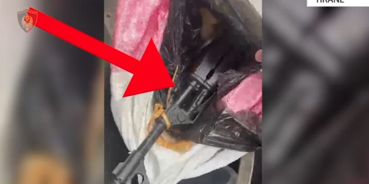 Lëvizte i armatosur, arrestohet 38 vjeçari / Tiranë, sekuestrohen armë pa leje dhe municione luftarake