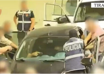 VIDEO/ U kap duke transportuar 2 kallashnikovë për t’i shitur për llogari të grupeve kriminale, 22-vjeçari arrestohet në tunelin e Murrizit