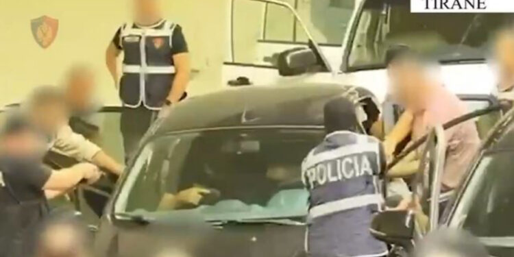 VIDEO/ U kap duke transportuar 2 kallashnikovë për t’i shitur për llogari të grupeve kriminale, 22-vjeçari arrestohet në tunelin e Murrizit
