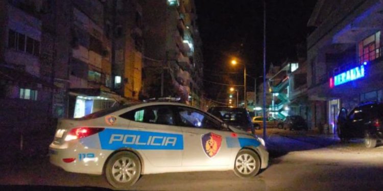 EMRAT/ Aksioni i policisë në Durrës, identifikohen dy personat që u vendosën në pranga, njëri pjesë e grupit të “Rrumit të Shijakut”