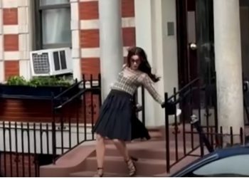 VIDEO/ Ishte pjesë e skenarit apo ndodhi vërtet? Anne Hathaway rrëzohet nga shkallët në xhirimet e “The Devil Wears Prada 2” 
