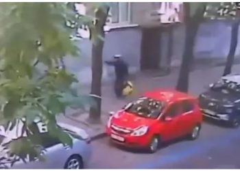 VIDEO/ Dalin pamjet nga momenti i vrasjes së ish-kryetarit të parlamentit ukrainas, autori u maskua si shpërndarës në Lviv