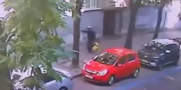 VIDEO/ Dalin pamjet nga momenti i vrasjes së ish-kryetarit të parlamentit ukrainas, autori u maskua si shpërndarës në Lviv