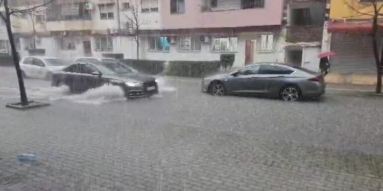 Moti i keq dhe stuhia sjellin probleme, ndërpritet energjia elektrike në disa zona në Durrës