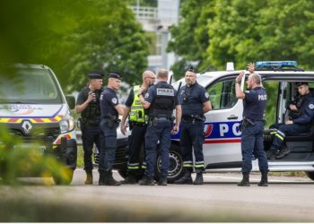 Tronditëse në Francë/ Shoferi përplas me makinë turmën e njerëzve pas sherrit në një lokal, 1 viktimë dhe 5 të plagosur