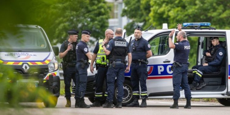 Tronditëse në Francë/ Shoferi përplas me makinë turmën e njerëzve pas sherrit në një lokal, 1 viktimë dhe 5 të plagosur