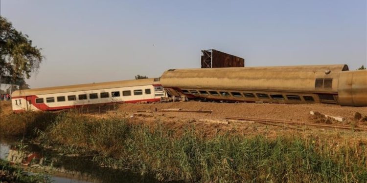Treni në Egjipt del nga shinat, humbin jetën 3 persona dhe plagosen 94 të tjerë