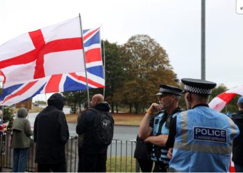 Tensione në Londër/ Policia arreston pesë protestues, u përpoqën të hyjnë me forcë në një hotel që strehoheshin azilkërkuesit