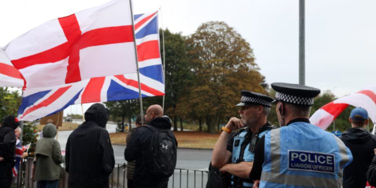 Tensione në Londër/ Policia arreston pesë protestues, u përpoqën të hyjnë me forcë në një hotel që strehoheshin azilkërkuesit