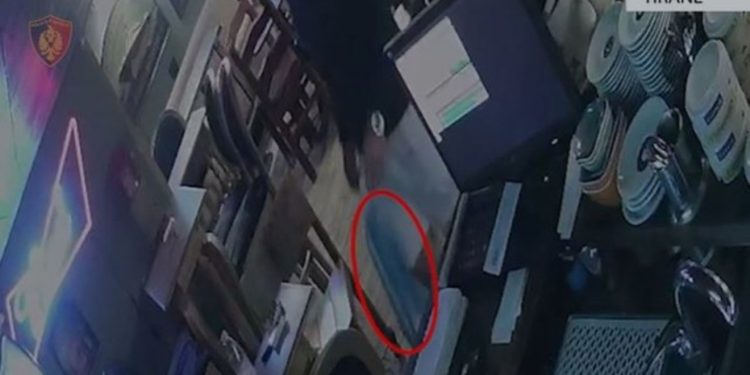 FOTOT+EMRAT/ Sekuestrohet mbi 1 kg kokainë në një lokal, 4 të arrestuar në Tiranë