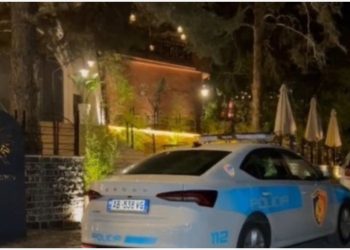 Zbardhen detaje nga sherri në Korçë! Dy grupe me të rinj u përleshën me thika në ambientet e lokalit, njëri me plagë në bark e tjetri në gjoks