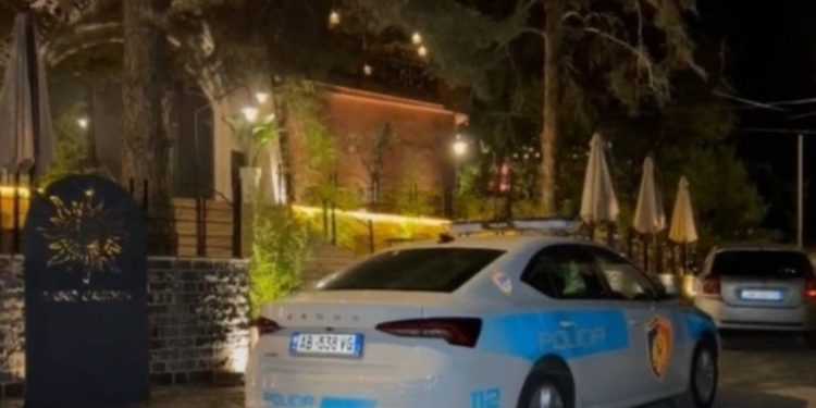 Zbardhen detaje nga sherri në Korçë! Dy grupe me të rinj u përleshën me thika në ambientet e lokalit, njëri me plagë në bark e tjetri në gjoks