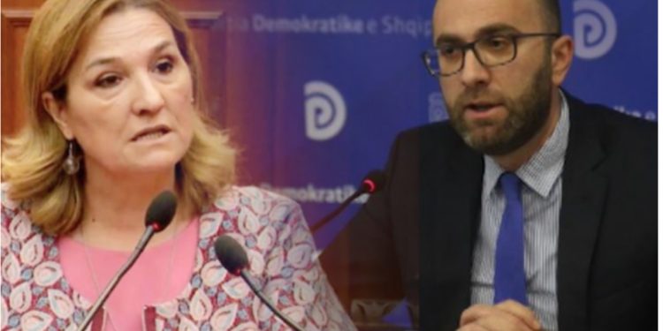 “Flutura që djeg krahët në zjarrin e fjalëve të veta”