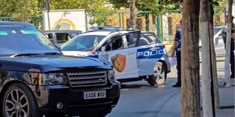 Aksident në Ballsh, 18-vjeçari përplas me makinë fëmijën 7 vjeç