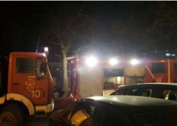 Përfshihet nga flakët një kanal me mbeturina në Nikël, dyshohet për zjarrvënie, në rrezik banesat përreth