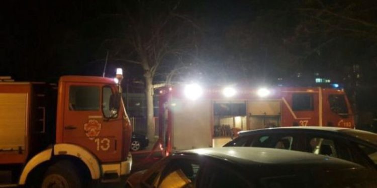 Përfshihet nga flakët një kanal me mbeturina në Nikël, dyshohet për zjarrvënie, në rrezik banesat përreth