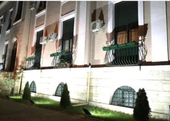 Protestë para Universitetit të Mjekësisë, revoltohen gjimnazistët: 48 orë s‘mjaftojnë për regjistrimin, rrezikojmë studimet!