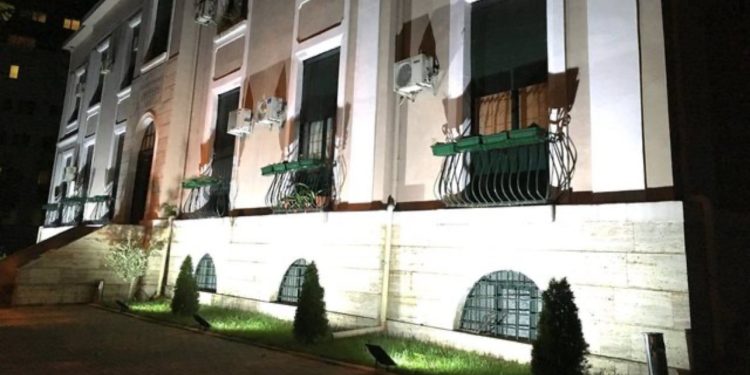 Protestë para Universitetit të Mjekësisë, revoltohen gjimnazistët: 48 orë s‘mjaftojnë për regjistrimin, rrezikojmë studimet!