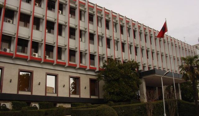 Igli Hasani kërcënon vëzhguesit ndërkombëtarë, Ministria e Jashtme: Kërkojmë shpjegime, jo presion.