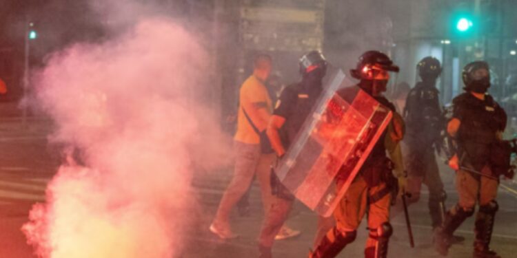 Incident gjatë protestave kundër qeverisë në Serbi, përdoren mjete piroteknike ndaj protestuesve.