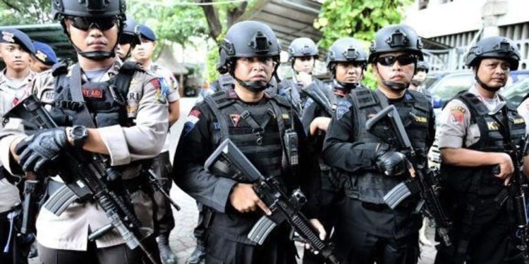 Indonezi, protestuesit digjnë një ndërtesë qeveritare, të vdekur dy persona