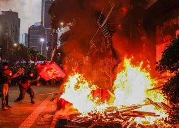 Indonezia në kaos pas vdekjes së një taksisti 21-vjeçar: Protesta të dhunshme, 3 viktima dhe ndërtesa të shkatërruara nga zjarri.