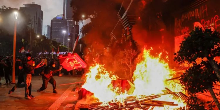 Indonezia në kaos pas vdekjes së një taksisti 21-vjeçar: Protesta të dhunshme, 3 viktima dhe ndërtesa të shkatërruara nga zjarri.