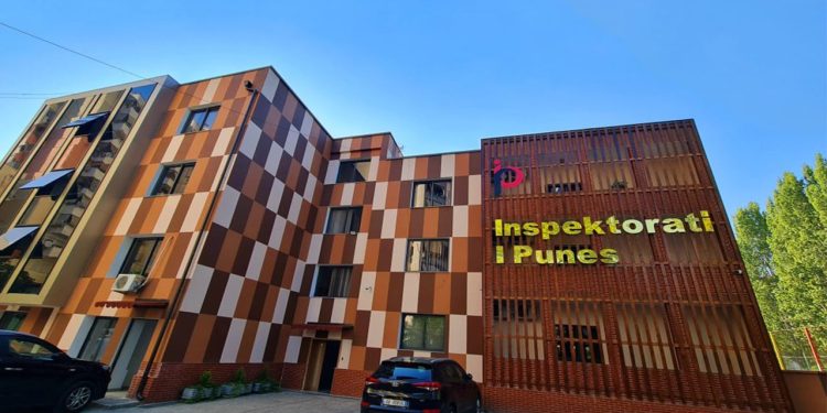 Inspektorati i Punës dhe Shërbimeve Shoqërore kërkon pezullimin e aktiviteteve në kantieret e ndërtimit për shkak të kushteve të këqija atmosferike.