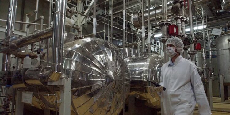 Inspektorët bërthamorë rikthehen në Iran, megjithatë ripërtëritja e sanksioneve duket e paevitueshme.