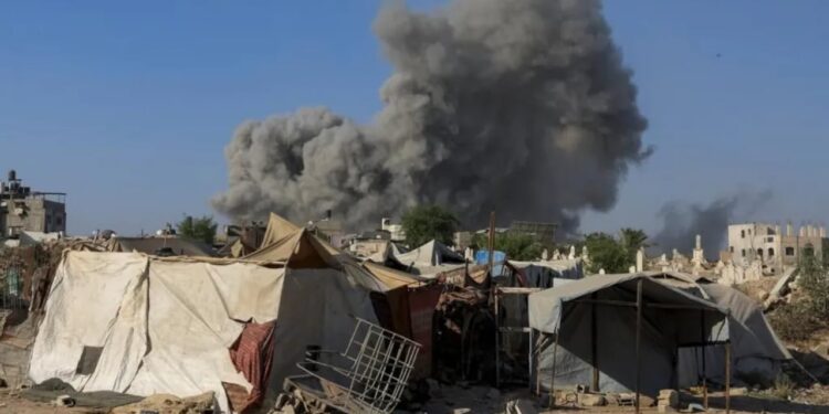 Intensifikimi i bombardimeve në Rripin e Gazës, teksa Izraeli përgatitet të pushtojë qytetin më të madh.