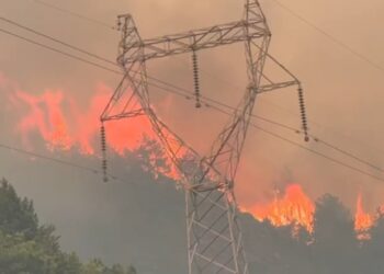 Intensiteti i zjarrit në Fushë-Arrëz ka rënë, banesat jashtë rrezikut për jetën