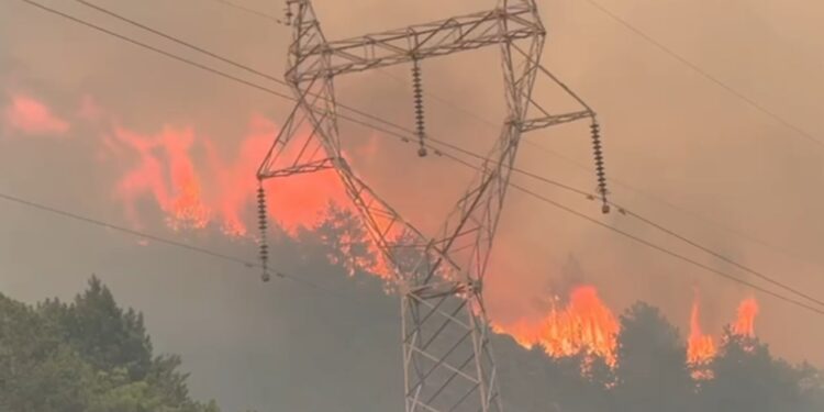 Intensiteti i zjarrit në Fushë-Arrëz ka rënë, banesat jashtë rrezikut për jetën