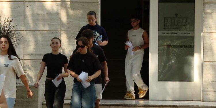 Interes i ulët për Mjekësinë! 1200 kandidatë aplikojnë, ndërsa pas testit do të zgjidhen 436 studentë.