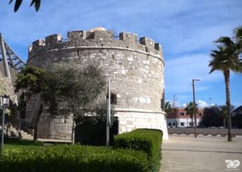 Interesi i turistëve për Durrësin rritet, Torra Veneciane ndër destinacionet më të preferuara.