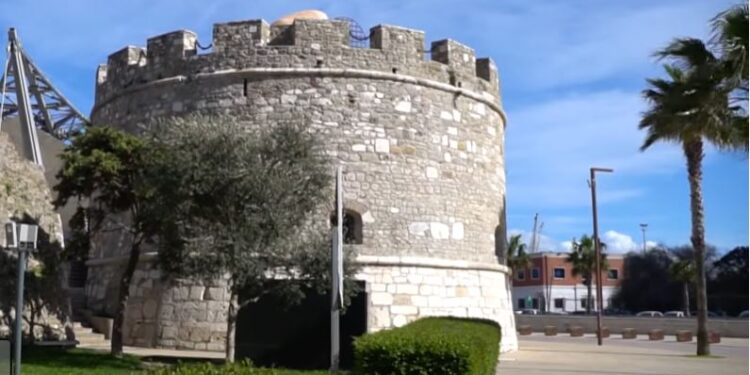 Interesi i turistëve për Durrësin rritet, Torra Veneciane ndër destinacionet më të preferuara.