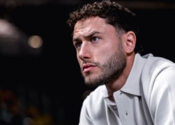 Ish-lojtari i Milanit humb patentën, ndalohet nga policia për përdorimin e telefonit gjatë drejtimit.