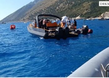 Jahti përjeton defekt, kapiteni i kërkon ndihmë në Sarandë; disa turistë të bllokuar në Palasë shpëtohen nga dallgët.