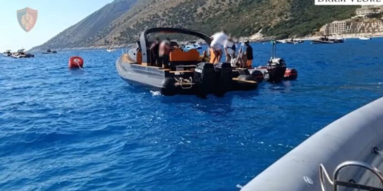 Jahti përjeton defekt, kapiteni i kërkon ndihmë në Sarandë; disa turistë të bllokuar në Palasë shpëtohen nga dallgët.