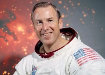 Jim Lovell, ish-komandant i misionit hapësinor për në Hënë, ndërron jetë në moshën 97 vjeçare.