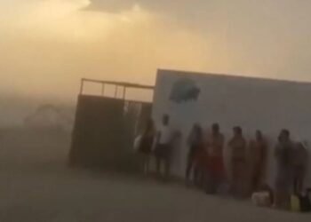 Kaos në plazhin e Granadës: Erërat e forta e ngacmojnë turizmin në mes të zjarreve në Spanjë.