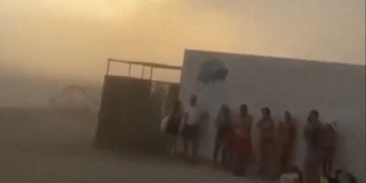 Kaos në plazhin e Granadës: Erërat e forta e ngacmojnë turizmin në mes të zjarreve në Spanjë.