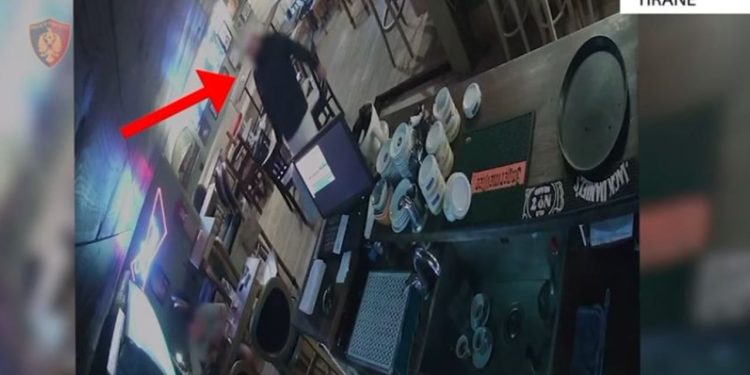 Katër të arrestuar për kokainë në një lokal në Tiranë, sekuestrohen drogë, para dhe dy makina.