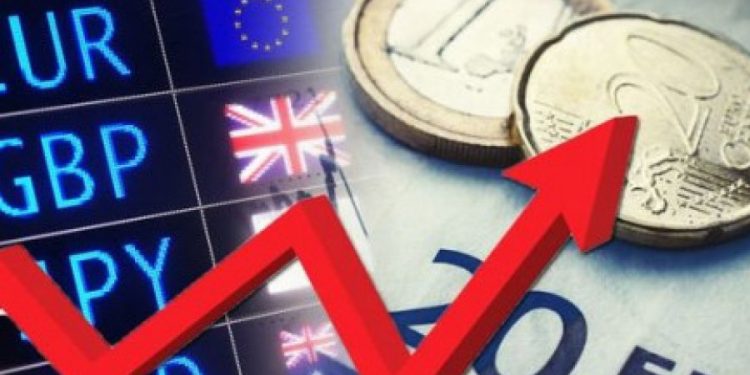 Këmbimi valutor për 2 gusht: Çfarë çmimesh kanë dollari dhe euro, si ndikohet tregu i monedhave të tjera?