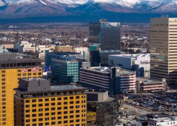 "Kemi pritur 3 orë, nuk e dimë kur do të shkojmë" / 200 gazetarë 'ngelën' në pritje për të hyrë në bazën ushtarake për takimin Trump-Putin