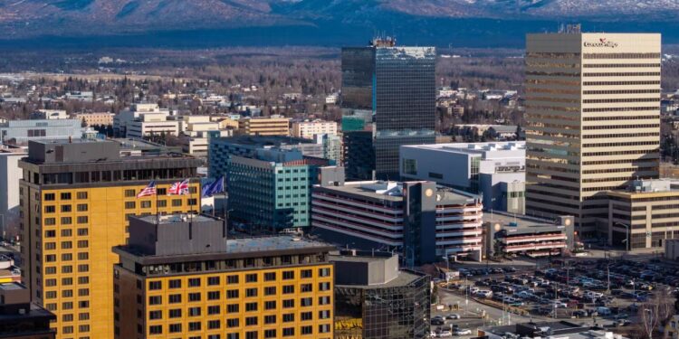 "Kemi pritur 3 orë, nuk e dimë kur do të shkojmë" / 200 gazetarë 'ngelën' në pritje për të hyrë në bazën ushtarake për takimin Trump-Putin