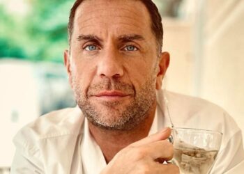 Këngëtar i njohur grek i futur në klinikë psikiatrike, dyshime për ‘manipulime’ nga motra dhe baba! Shumë reagime në mbështetje të tij.